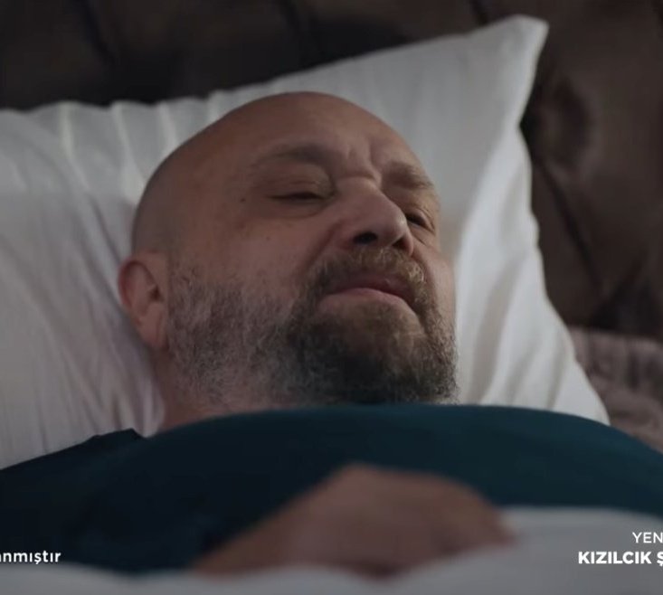 Aqkodumun kartoruzunun gül gibi karısı yatağa gelince surat ifadesine bakın. Sen Işılla sevişip cenabet gezerken o senin metresinden peydahladığın çocuğa bakıyor köpek. Kadını istemiyorsan siktir git 

#KızılcıkŞerbeti