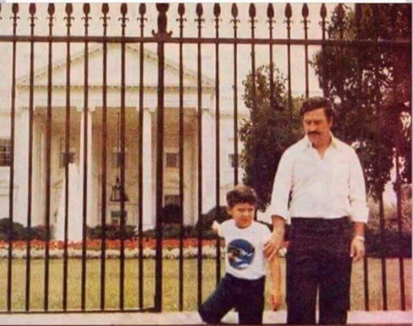 هذه الصورة تعتبر اكثر صوة استفزازاً لأمريكا في التاريخ هذه الصورة لتاجر المخدرات الشهير بابلو اسكوبار بعد ان اعلنت امريكا انه المطلوب الاول للعدالة ذهب بنفسه الي البيت الابيض واخذ هذه الصورة ثم عاد الي موطنه كولومبيا.