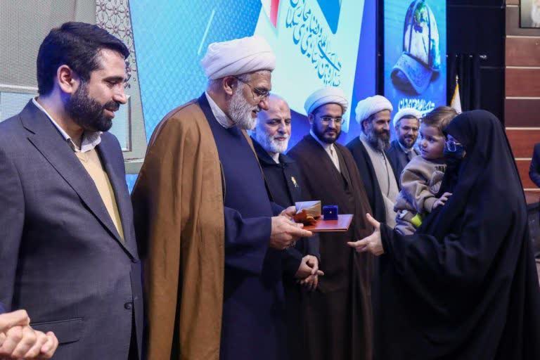 Mfso878890's tweet photo. وقتی طلاب وارد عرصه‌های مدرن مثل هوش مصنوعی، پویانمایی و شبکه‌سازی می‌شوند، یعنی حوزه آماده حضور جدی در رسانه است. 
#رسانه_حوزه https://t.co/RpIYJEZVzf