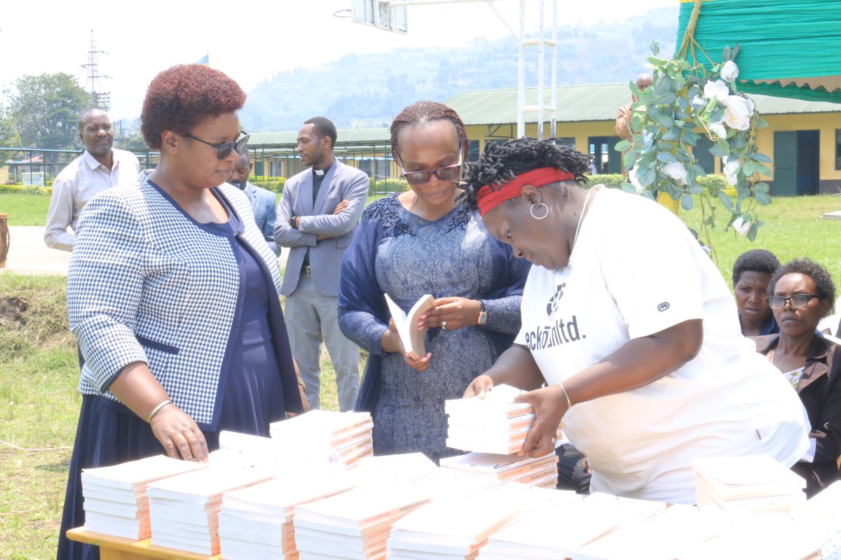 Rwanda Basic Education Board (@rebrwanda) on Twitter photo Uyu munsi mu Ntara y' <a href="/RwandaWest/">Western Province I Rwanda</a>,Umuyobozi Mukuru Wungirije wa REB, <a href="/mutezigaju/">Mutezigaju Flora, PhD</a> yifatanyije n'abanyeshuri,abarimu n'abandi bafatanyabikorwa mu kwizihiza Umunsi Mpuzamahanga w'Ururimi Kavukire,ku nsanganyamatsiko igira iti:“Twige,#TunozeIkinyarwanda ,ururimi ruduhuza”. <a href="/mbanelson/">Mbarushimana Nelson,PhD</a> Uyu munsi mu Ntara y' <a href="/RwandaWest/">Western Province I Rwanda</a>,Umuyobozi Mukuru Wungirije wa REB, <a href="/mutezigaju/">Mutezigaju Flora, PhD</a> yifatanyije n'abanyeshuri,abarimu n'abandi bafatanyabikorwa mu kwizihiza Umunsi Mpuzamahanga w'Ururimi Kavukire,ku nsanganyamatsiko igira iti:“Twige,#TunozeIkinyarwanda ,ururimi ruduhuza”. <a href="/mbanelson/">Mbarushimana Nelson,PhD</a>