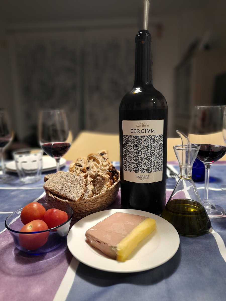 Gaudint del Cercium Magnum i l'oli de Mas Llunes. A la vostra salut!🍷<a href="/CellerMasLlunes/">Celler Mas Llunes</a>