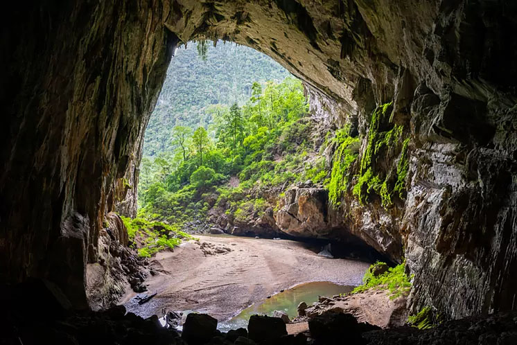 La cueva más grande del mundo: Hang Son Doong.  Tiene una longitud de 6,5 kilómetros, 200 metros de altura y 175 metros  de ancho. Tiene un río y estalagmitas en su interior, las más altas del mundo, con una altura de 70 mts. lanavedelmisterio.es/descubre-la-cu… a través de <a href="/lanavemisterio/">𝔏𝔞 𝔑𝔞𝔳𝔢 𝔡𝔢𝔩 𝔐𝔦𝔰𝔱𝔢𝔯𝔦𝔬</a>