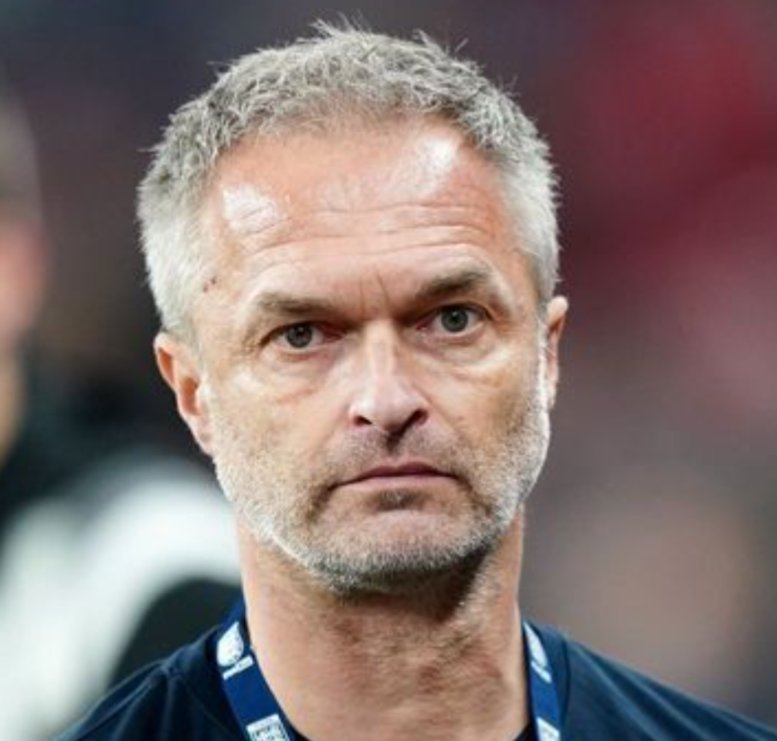 jvds1982's tweet image. Die bondscoach van de Duitsers lijkt op de Ali Express versie van Mourinho #NedDui #Nedger