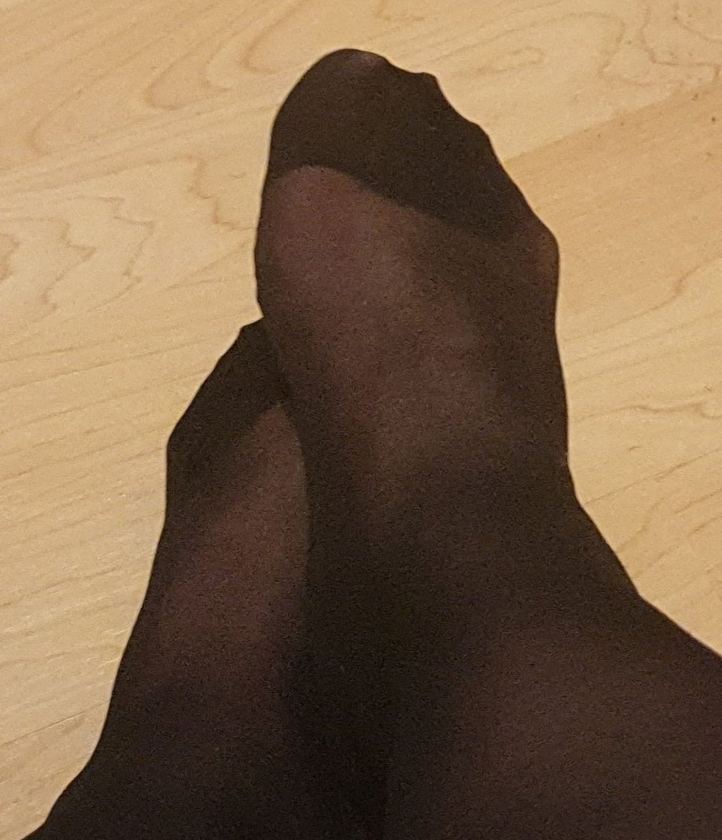 Wer liebt auch Nylons?
Wer von euch Zahlschlampen gönnt heute?
#footfetısh #findom #paypig #geldherrin #findomgoddess #nylonfetısh