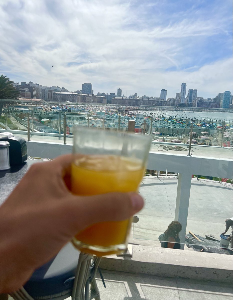 MAGOSINDIENTES's tweet image. Nada mejor para esta hora que un buen Exprimido de Naranja 🍊 bien fresco #Torreon #Terraza #MarDelPlata