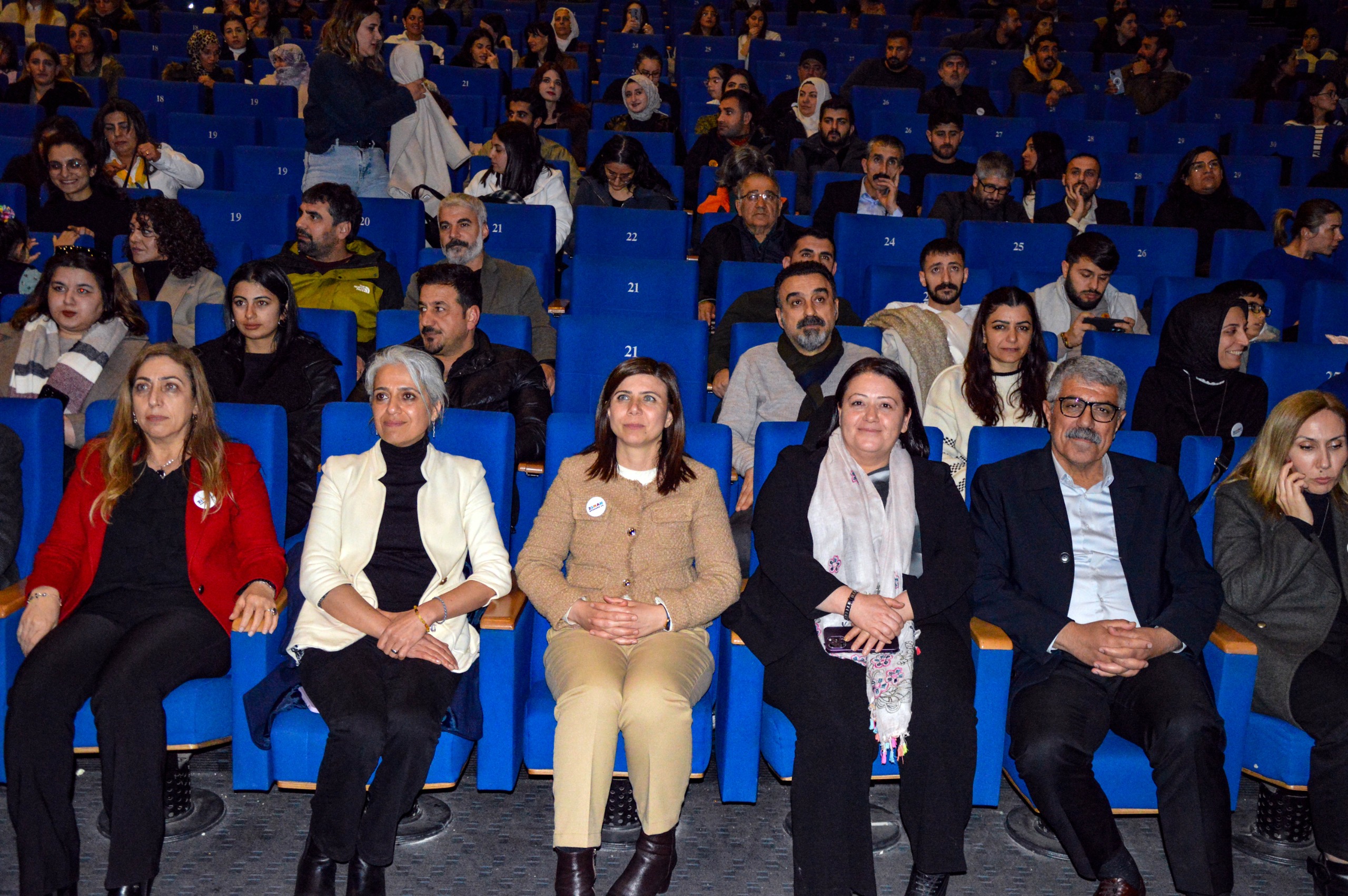 ???? Dünya Anadil Günü'nde Konser Ve Şiir Dinletisi ???? Eş Başkanımız Serra Bucak, 21 Şubat Dünya Anadil Günü dolayısıyla düzenlenen konser ve şiir dinletisine katıldı. Çand Amed Kültür ve Kongre Merkezi'nde düzenlenen programa, DBP Eş Genel Başkanı Çiğdem Kılıçgün Uçar, DEM Parti Milletvekili Saliha Aydeniz, Kültür ve Sosyal İşler Dairesi Başkanımız Zeynep Yaş, ilçe belediye eş başkanları, sivil toplum örgütleri temsilcileri ve dil alanında çalışma yürüten edebiyatçılar ile çok sayıda kişi katıldı. Etlinlikte, Celo Boluz, Derya Cengîz, Eylul Nazler, Xoser Rayirwan, Wusar, Bedriye Topaç, Omer Barasi, Idris Yazar Zazaca şarkı ve şiirleri seslendirdi.