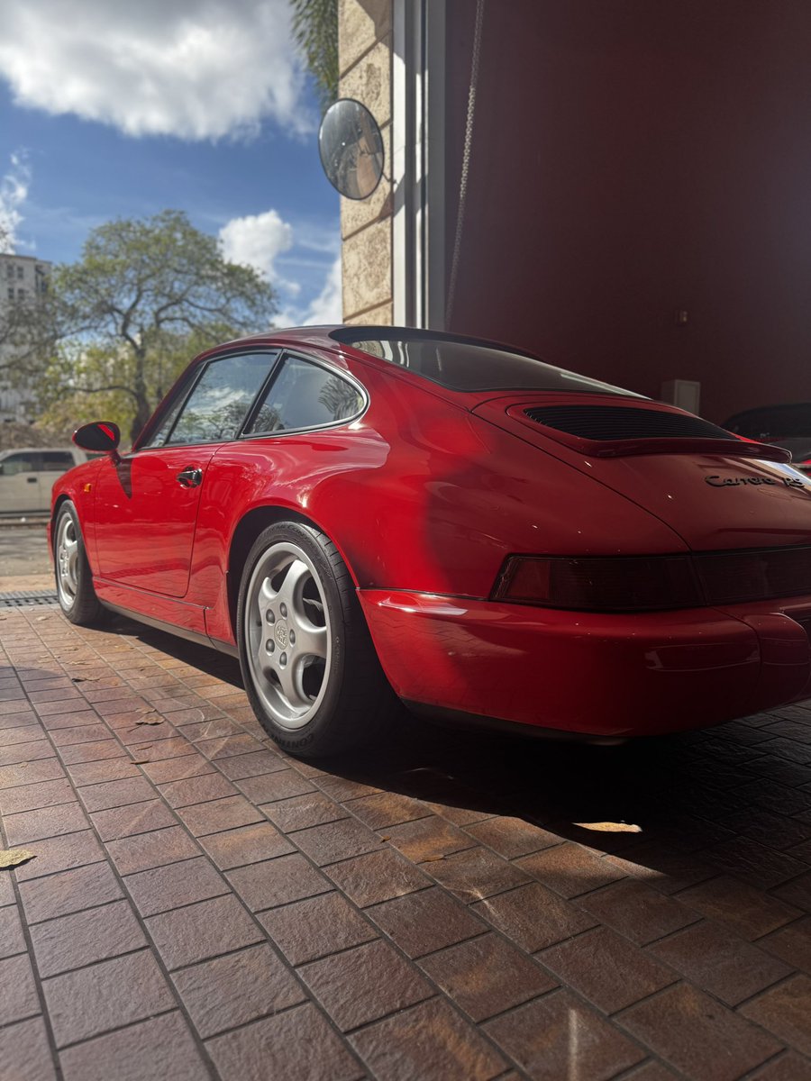 elchivo1112's tweet image. Air-cooled perfection. Timeless soul. The Porsche 964—where raw performance meets classic elegance. #Porsche964 #TimelessMachine #AirCooledLegends