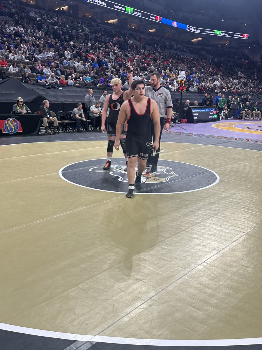 Gavyn "Rhodedawg" Rhoden with the free airplane trip and gets the pin. He moves onto the 2nd round consolation. Good luck Gavyn!! #orangemenwrestling