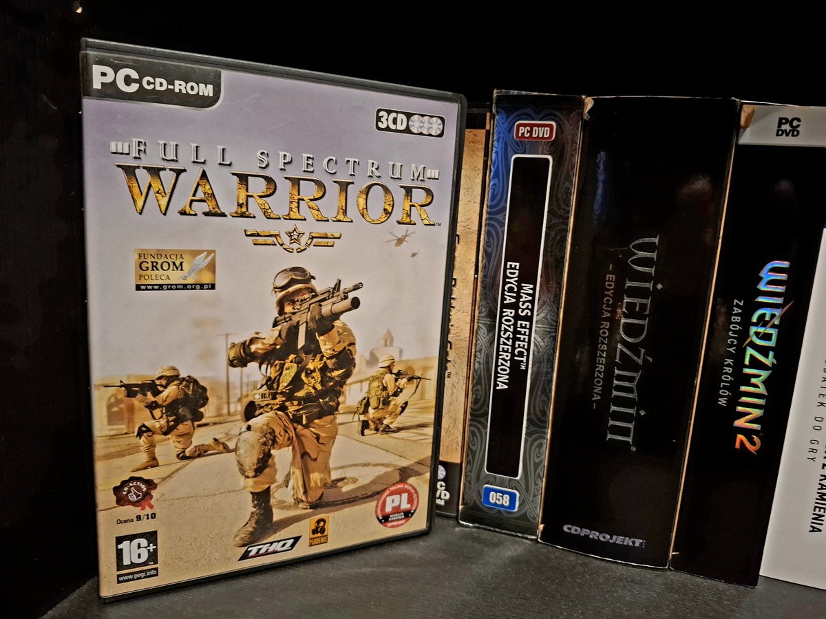 Bartecki19's tweet photo. Pudło, które wygrałem w jakimś konkursie #CdAction w okolicach '05. Do wygrania miał być Colin 4 (lub 5?), ale okazało się, że giereczki nie ma w magazynie i zaproponowano mi #FullSpectrumWarrior , czyli najlepszy taktyk oprócz #SWAT4 . Piękny przypadek, bo gra wybitna🤌🏻. https://t.co/omjgkhnL0V