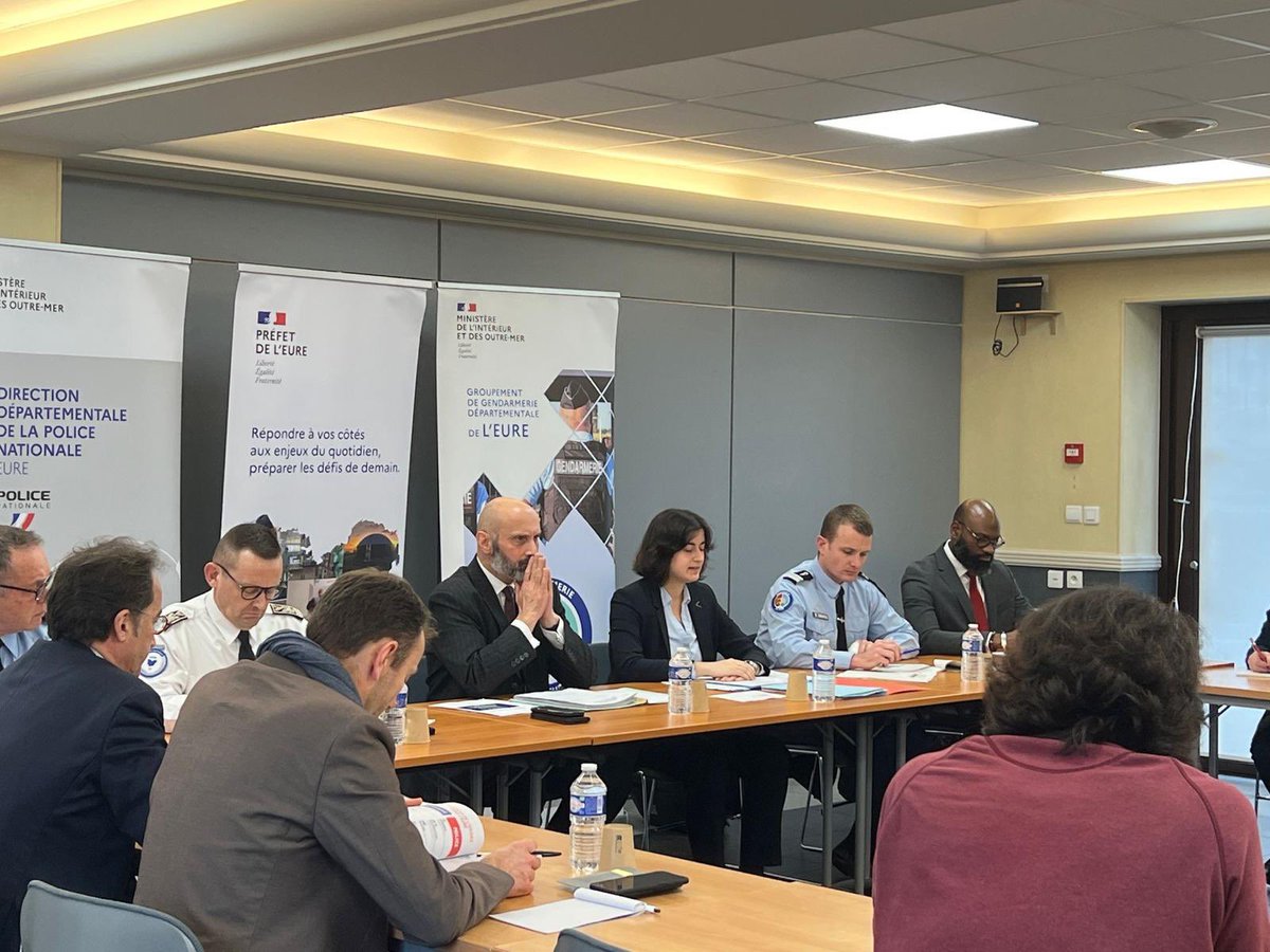 Prefet27's tweet image. #SécuritéDuQuotidien| À #Gaillon, bilan de la délinquance 2024 et présentation du plan d'action départemental de restauration de la sécurité du quotidien📢

En 2024 :
👉la délinquance dans l'#Eure est maîtrisée
👮‍♂️les forces de l'ordre sont davantage présentes sur la voie publique