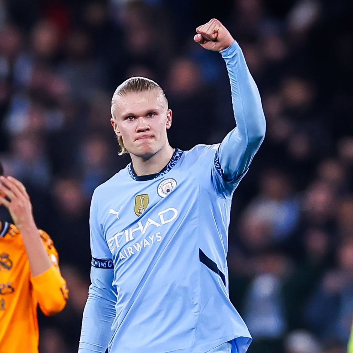 FabrizioRomano's tweet photo. 🚨 Mo Salah: “I respect Erling Haaland a lot”.

“He’s a striker, so his life is a bit easier! For a winger to have such a record is quite difficult. Every winger can confirm that”.

“So, I see it differently between us, because he’s a striker and I’m a winger”, told SkyDE. https://t.co/k0sb09W0lu