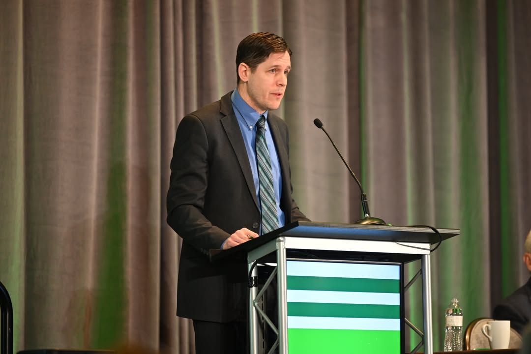 USB's Keenan McRoberts &amp; Dr. Lynn Davis of Quality Roasting discussed high oleic soybeans (HOS) for dairy at the USB board meeting. Key topics: milk fat, quality control, &amp; adoption challenges. Learn more about HOS here: unitedsoybean.org/high-oleic-soy…