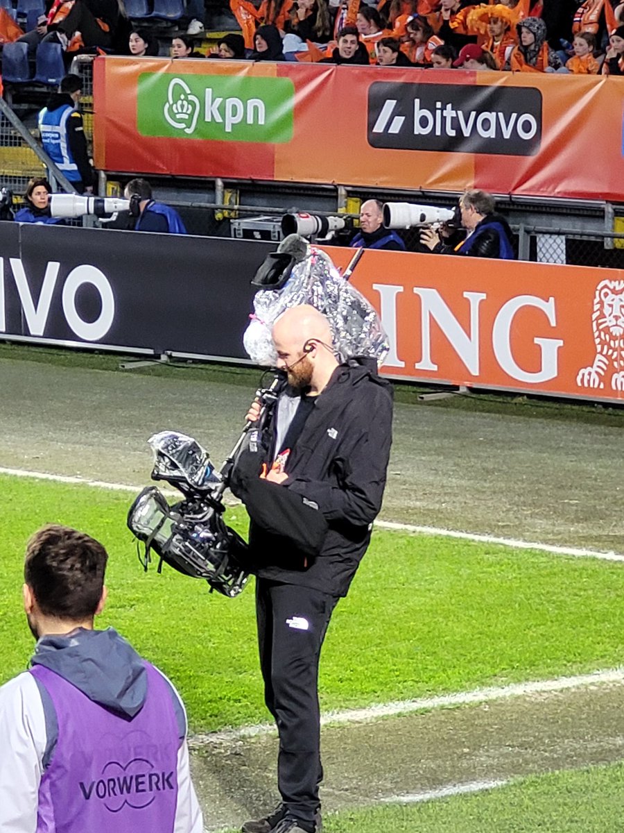 copier_martijn's tweet image. Gernot Trauner schnabbelt wat bij tijdens #NedDui