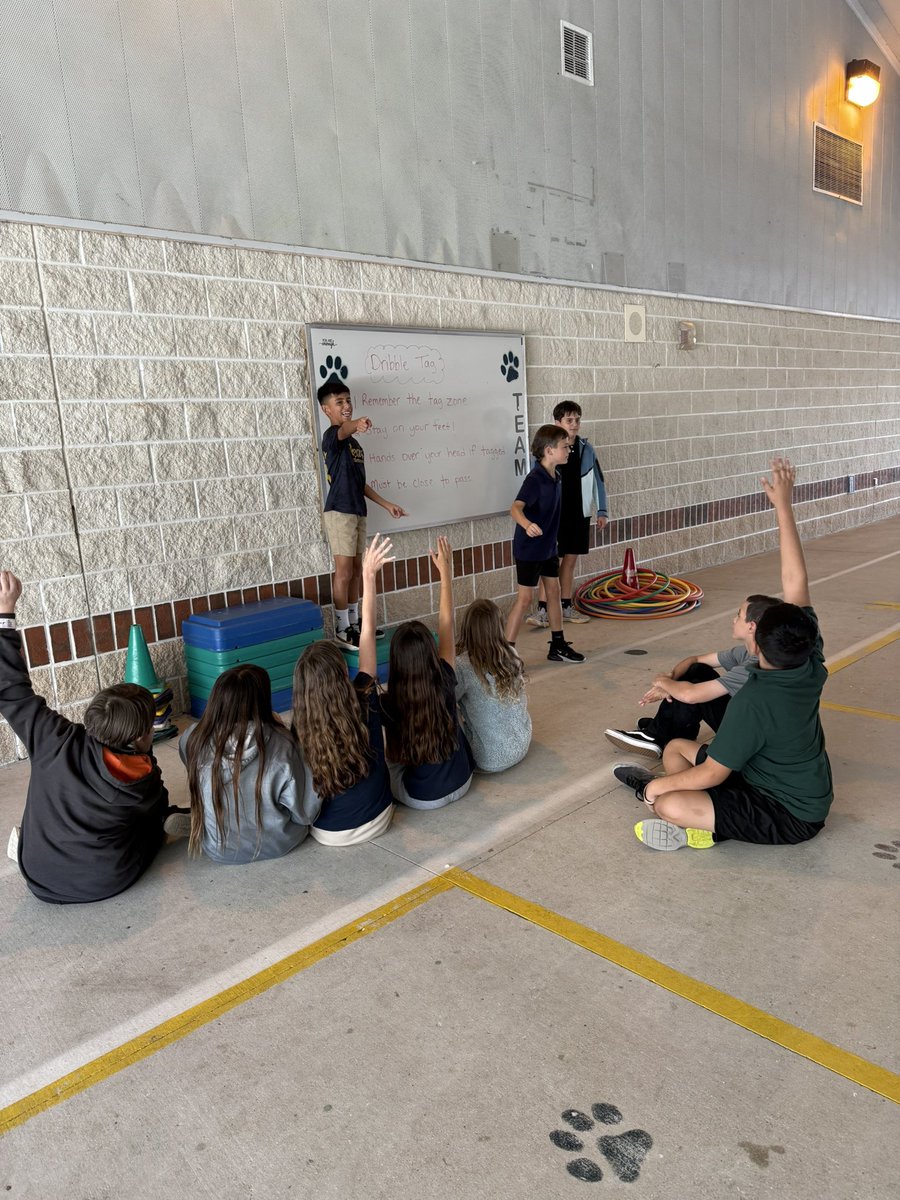 MrsClem15's tweet photo. Student Leaders taking charge of their own 💥TEAM MEETING💥by reviewing learning goals, rules of the game and safety procedures! I’m one proud coach! 😍 @CESCorkyBear @ccpsDRIVE2BFIT https://t.co/XCjMMDrmh8