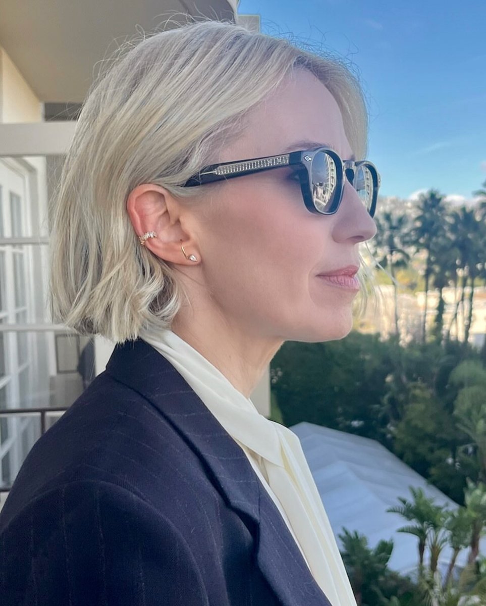 EvaScrivo's tweet image. Dramatic short bob + fresh platinum balayage using our signature cool tone glaze ✨by Eva

Carrie Coon x Washington Post x The White Lotus

#coolglaze #blondebalayage #cutandcolor #carriecoon #thewhitelotus #evascrivosalons

evascrivo.com