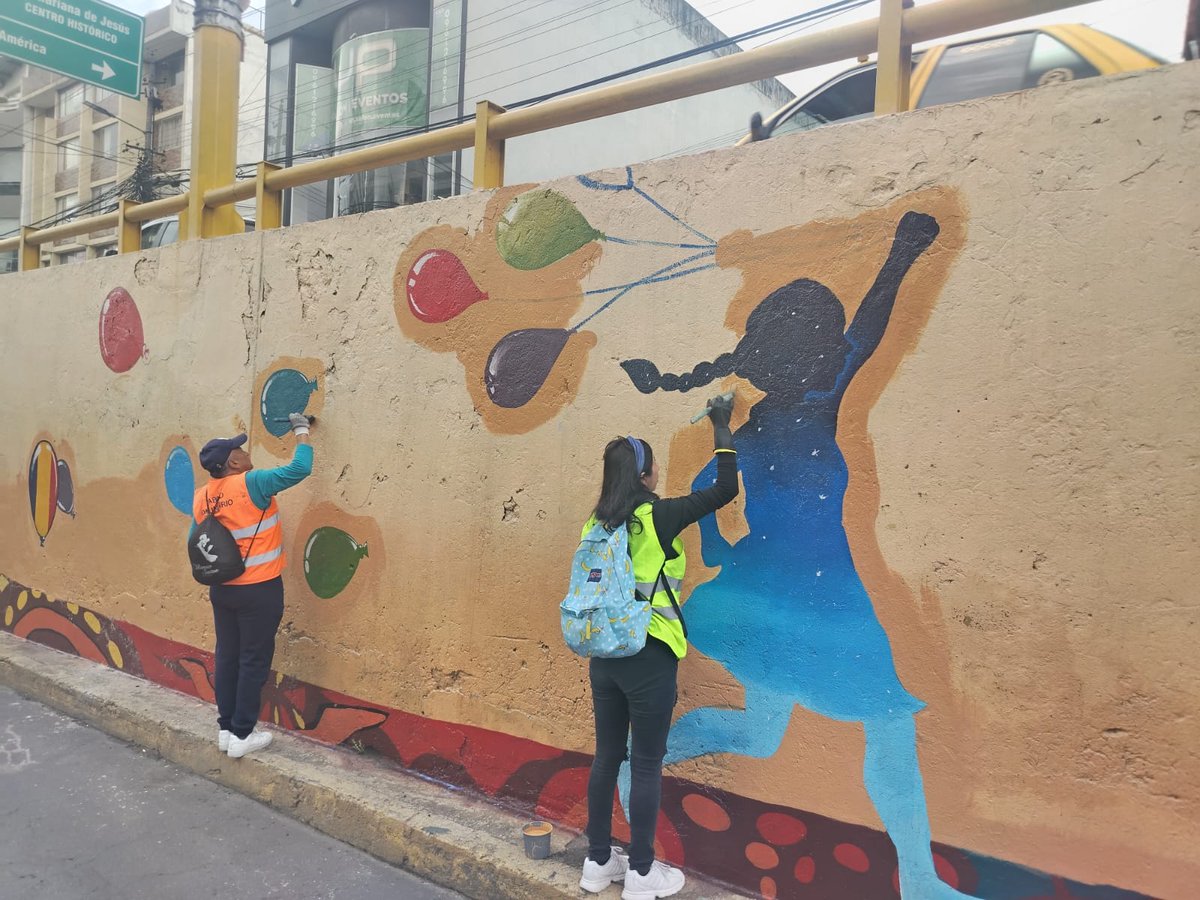 amcquito's tweet photo. 🖌️ #TrabajoComunitario |  Cuidamos de la ciudad más linda del mundo. 🏙️

Esta mañana, 1⃣8⃣ ciudadanos sancionados por la #AMCQuito, participaron en la jornada de mantenimiento liderada por @ObrasQuito, en el puente a desnivel de la 📍 av. 10 de Agosto y Naciones Unidas.

Algunas de las actividades realizadas fueron:
👉 Limpieza y pintura de paredes 
👉 Sellado con resina 

Con la colaboración de todos, #QuitoRenace.