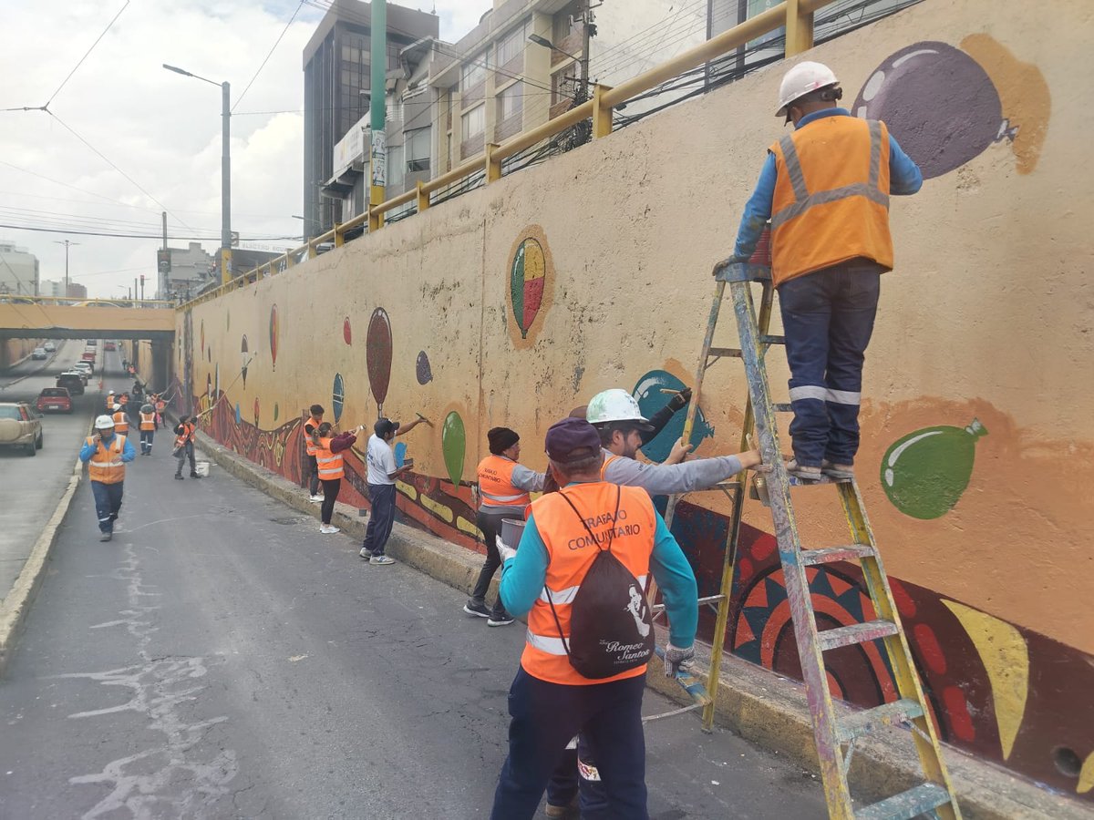amcquito's tweet photo. 🖌️ #TrabajoComunitario |  Cuidamos de la ciudad más linda del mundo. 🏙️

Esta mañana, 1⃣8⃣ ciudadanos sancionados por la #AMCQuito, participaron en la jornada de mantenimiento liderada por @ObrasQuito, en el puente a desnivel de la 📍 av. 10 de Agosto y Naciones Unidas.

Algunas de las actividades realizadas fueron:
👉 Limpieza y pintura de paredes 
👉 Sellado con resina 

Con la colaboración de todos, #QuitoRenace.