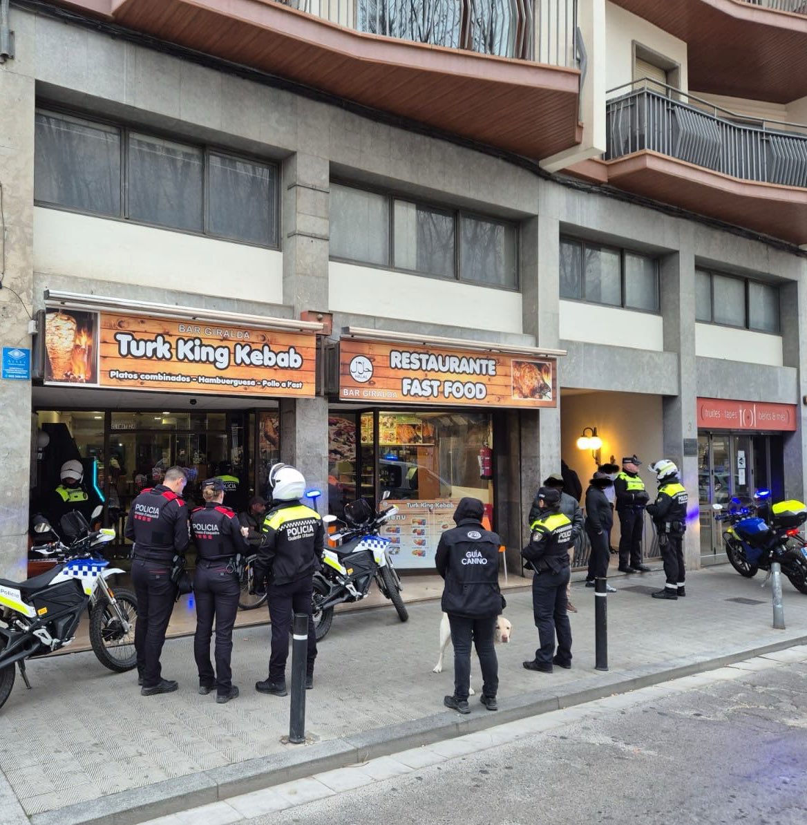 ℹ️🚔 Dispositiu policial conjunt a plaça Estació i entorn amb Guàrdia Urbana, <a href="/mossos/">Mossos</a>, <a href="/policia/">Policía Nacional</a> i guia caní amb resultat de:

3 denúncies per tinença de drogues 
1 per consum 
1 per armes
1 tolerància al consum 
2 actes per infracció llei del tabac 
5 requeriments judicials