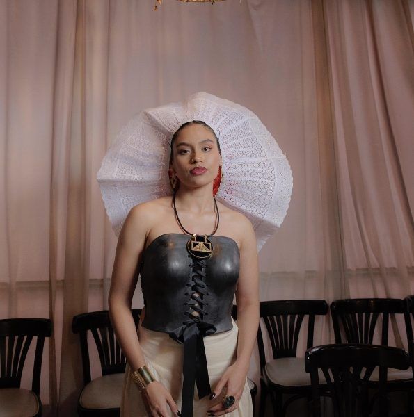 Siendo la 5ta generación de artesanas, Jessica González y su familia crearon una colección que desafía los límites del diseño a través de la técnica tradicional del barro negro.✨ Descubre todos los detalles en el artículo por Yaveli Ríos en buff.ly/41nV4uB 👗 💫