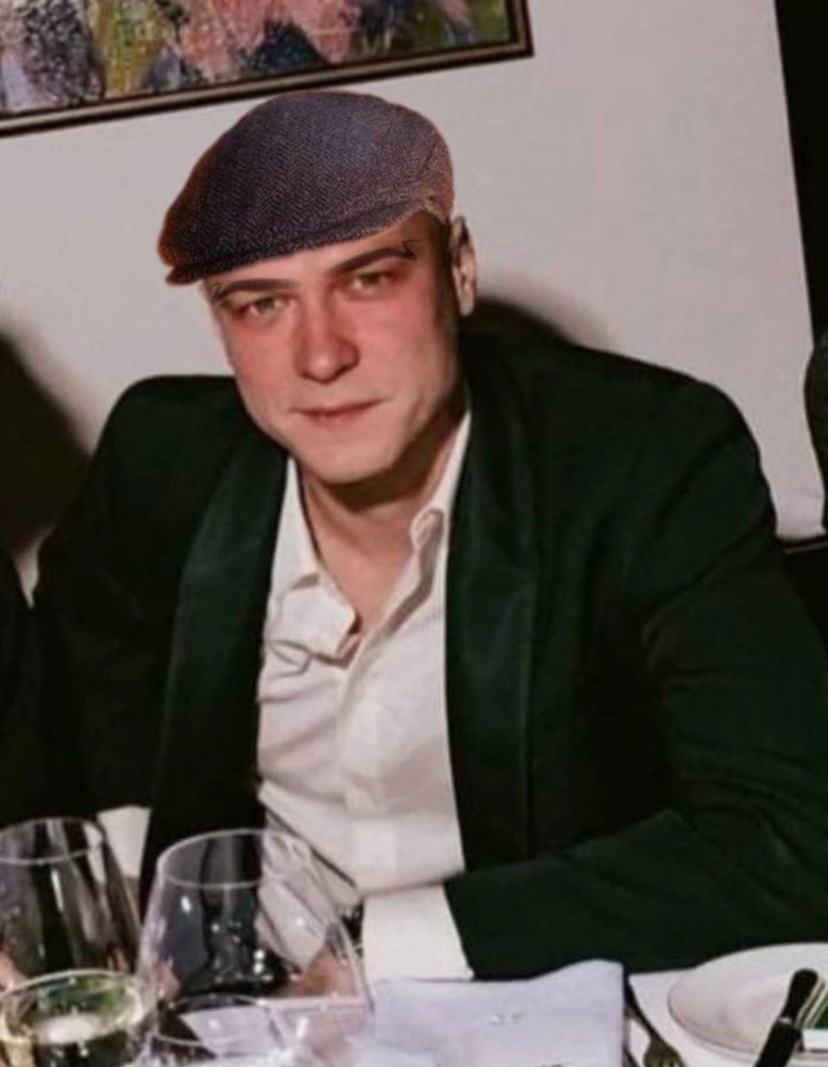 depressdobsessd's tweet image. Про цифровую деменцию слышал, Дима? У тебя в телефоне куча всего, от чего ты стремительно тупеешь. В городе ориентируешься по навигатору, информацию берёшь не из башки, а из википедии. А благодаря соцсетям и геолокации любой злодей знает, что ты ешь, с кем ты спишь и где живёшь