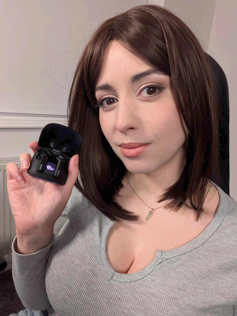 Sweet Anita (@sweetanita) on Twitter photo Thanks <a href="/OverclockersUK/">Overclockers UK</a> for helping me finally find wireless earbuds that don't fall out of my ears! No more headset dent for me, gonna have the smoothest head in the industry 👩🦲 #ad Thanks <a href="/OverclockersUK/">Overclockers UK</a> for helping me finally find wireless earbuds that don't fall out of my ears! No more headset dent for me, gonna have the smoothest head in the industry 👩🦲 #ad