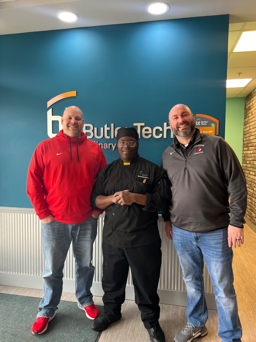 CHS_Principals's tweet image. Great job by CHS Senior, Deshawnta Jennings, for creating, ordering, and making the menu/food this week at Cafe Lee on Butler Tech’s D. Russell Lee campus!
#GoCards 
@ButlerTech