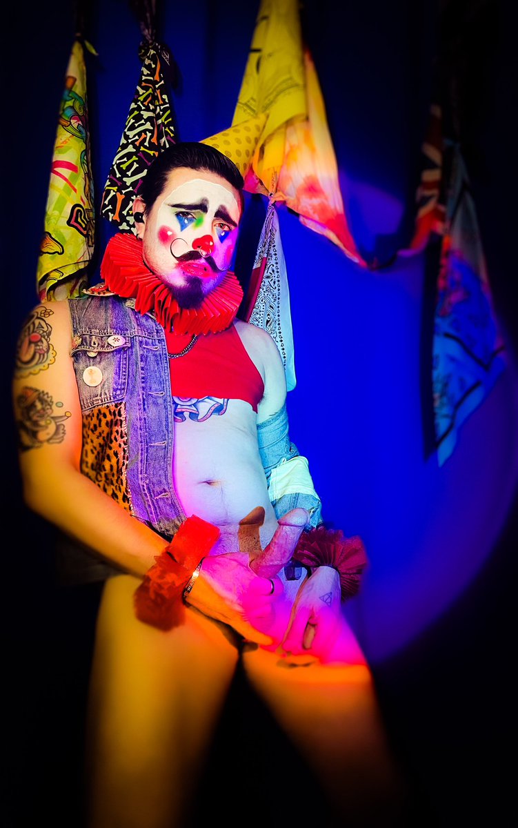 🤡 playing with my balloon animal 🤡 
Edited by @BearItZine