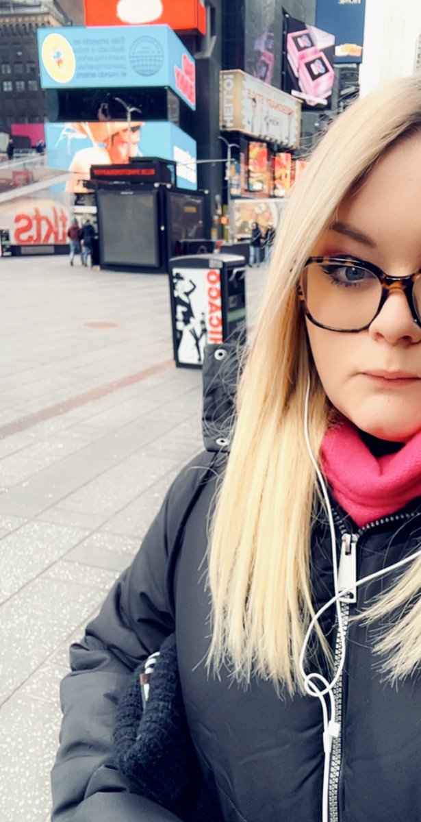 L A U R A 🌍 tweet media