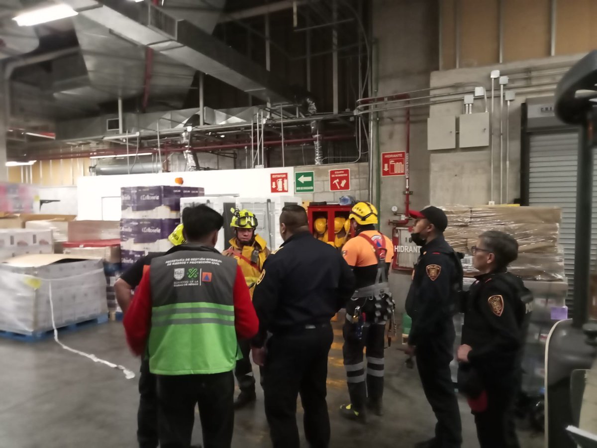 #ÁOInforma⚠️ | Nuestro equipo de Protección Civil atiende reporte por fuga de gas en Portal San Ángel. Hasta el momento, no se reportan personas heridas y, como medida preventiva, se evacuó a aproximadamente 1,000 personas.