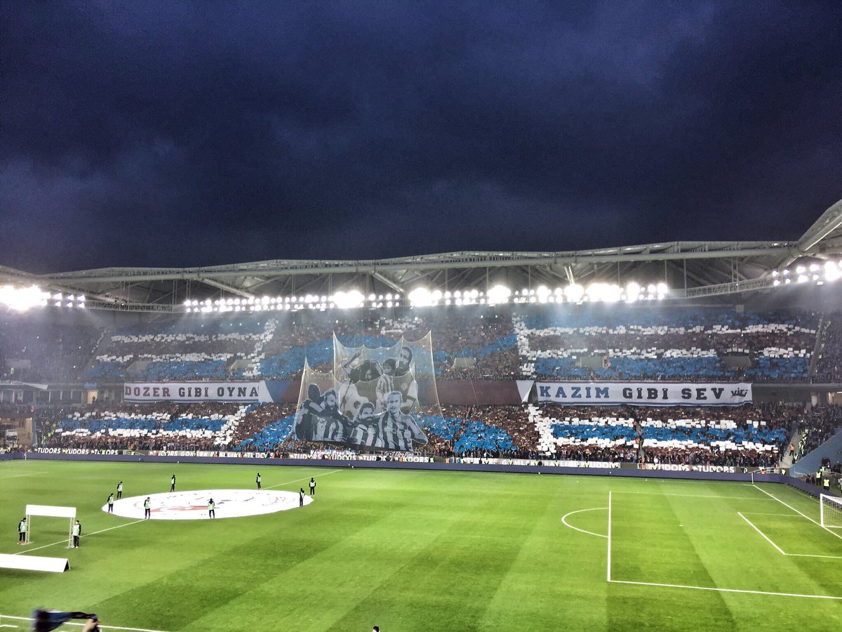 Trabzonspor’da münferit taraftarlar ve bazı büyük taraftar grupları tarafından geçmişten günümüze gelen tribündeki ayrılıklarının son bulması isteniyor.

Çok fazla taraftar grubuna sahip olan Trabzonspor Tribünü’nün artık gerçek ve büyük potansiyelinin farkına varması lazım.