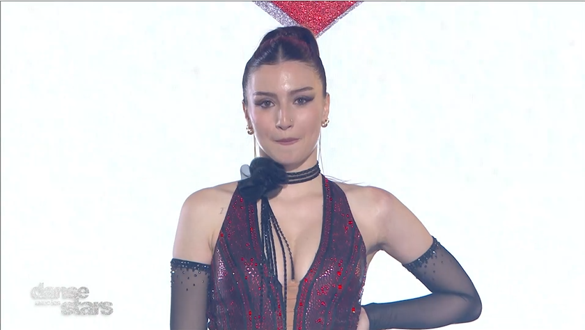 NewsTVReal's tweet photo. Lénie ne laissera aucune miette, elle est là pour tout prendre. #DALS https://t.co/0j8yVVzsGH
