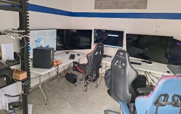 Parece chiste...

Tras la intervención de la Policía de Teocaltiche, se encontró un centro de vigilancia tipo "C2" instalado por el crimen organizado ¡dentro de la comisaría!

Los propios policías municipales le hacían la chamba a la maña...