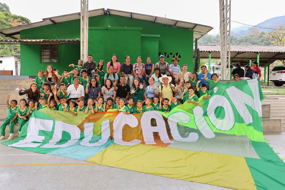 CaroEspitiaJ's tweet photo. ¡La #educación es el mejor legado que podemos dejar a nuestras niñas, niños y jóvenes!

Creemos en su poder para transformar vidas, y por eso seguimos recorriendo las instituciones educativas rurales de Corinto y Curisí, en #Pajarito, #Boyacá, compartiendo nuestro #PicnicPorLaEducación. Con el apoyo de grandes amigos y amigas, entregamos herramientas clave para que lo aprendido en clase deje huella en su formación y en su futuro.