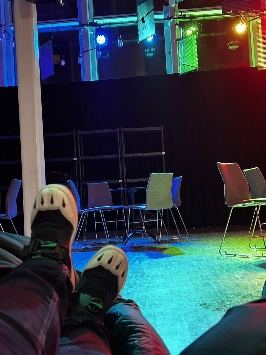 davuu's tweet image. Enjoying the tunes from the main stage at @NordicFuzzCon with my @VArtOfficial paw shoes 😎