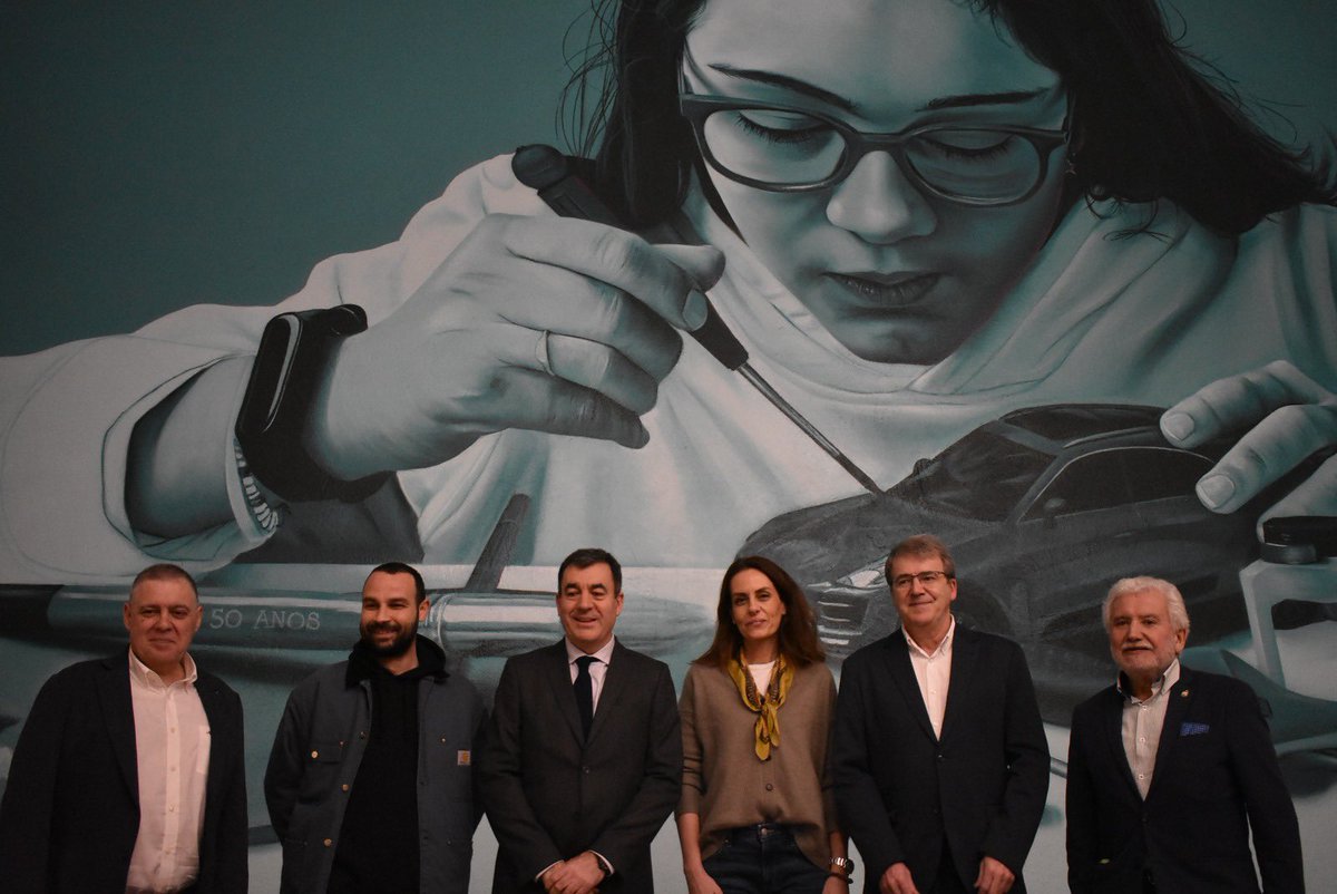 Que maneira de celebrar o 50 aniversario da <a href="/laboralourense/">IES Universidade Laboral de Ourense</a>! Moito talento no espectacular mural do artista <a href="/mondevane/">Mon Devane</a>, antigo alumno no centro 👏🏻