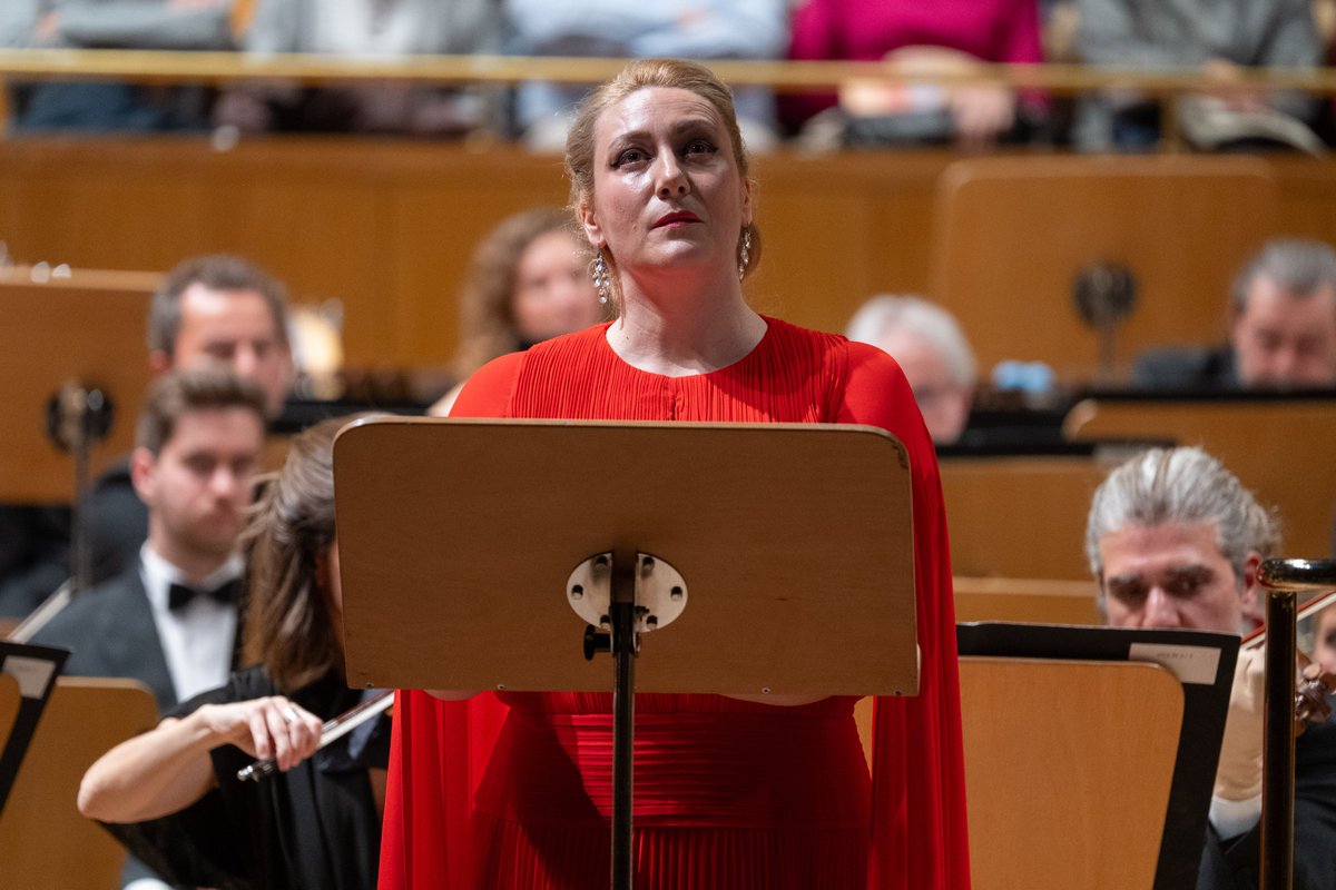 Orquesta y Coro Nacionales de España (@ocnesp) on Twitter photo Inauguramos un programa cargado de novedades, que incluye el estreno absoluto de la obra encargo de la #OCNE 'Gramática de la niebla' de <a href="/_manuelburgos/">ManuelMartínezBurgos</a> y el debut de la soprano Saioa Hernández -que interpreta seis lieder orquestales de Strauss- con la Orquesta Nacional de España. Inauguramos un programa cargado de novedades, que incluye el estreno absoluto de la obra encargo de la #OCNE 'Gramática de la niebla' de <a href="/_manuelburgos/">ManuelMartínezBurgos</a> y el debut de la soprano Saioa Hernández -que interpreta seis lieder orquestales de Strauss- con la Orquesta Nacional de España.