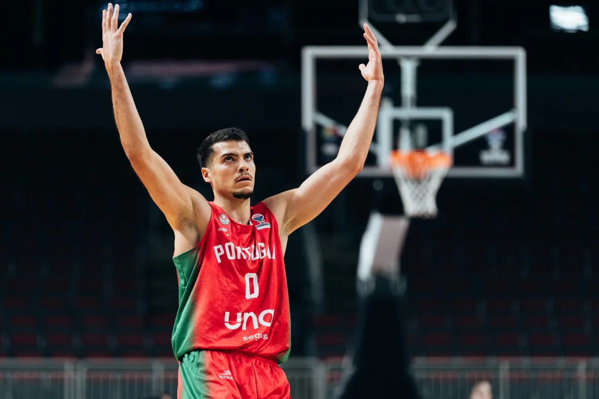 Com a qualificação para a fase final do EuroBasket 2025 já assegurada, Portugal perdeu frente a Israel, em Riga, por 78-84. Rafael Lisboa (20 PTS, 2 REB, 3 AST, 1 STL) e Travante Williams (14 PTS, 1 REB, 3 STL) foram os melhores da equipa das quinas.