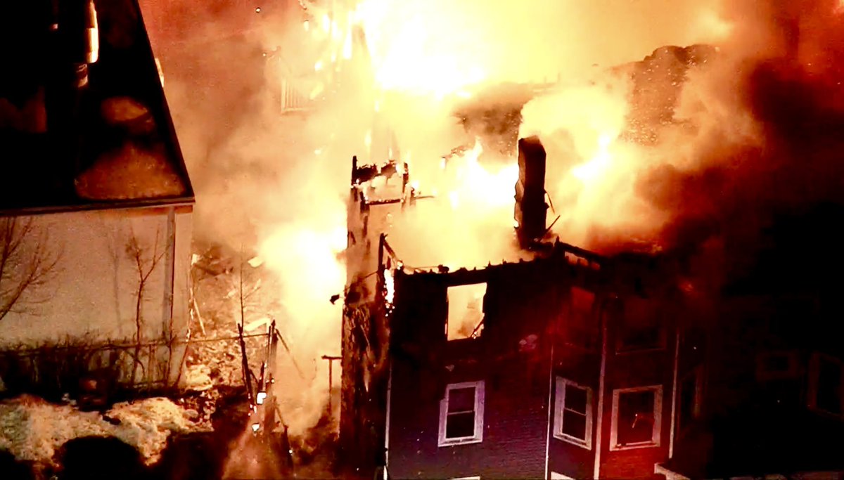 ChelseaScanner's tweet photo. LYNN
5th Alarm Fire🔥 
Photos From
#NBC10Boston
#LynnMA #LynnFire https://t.co/BHWramAraK