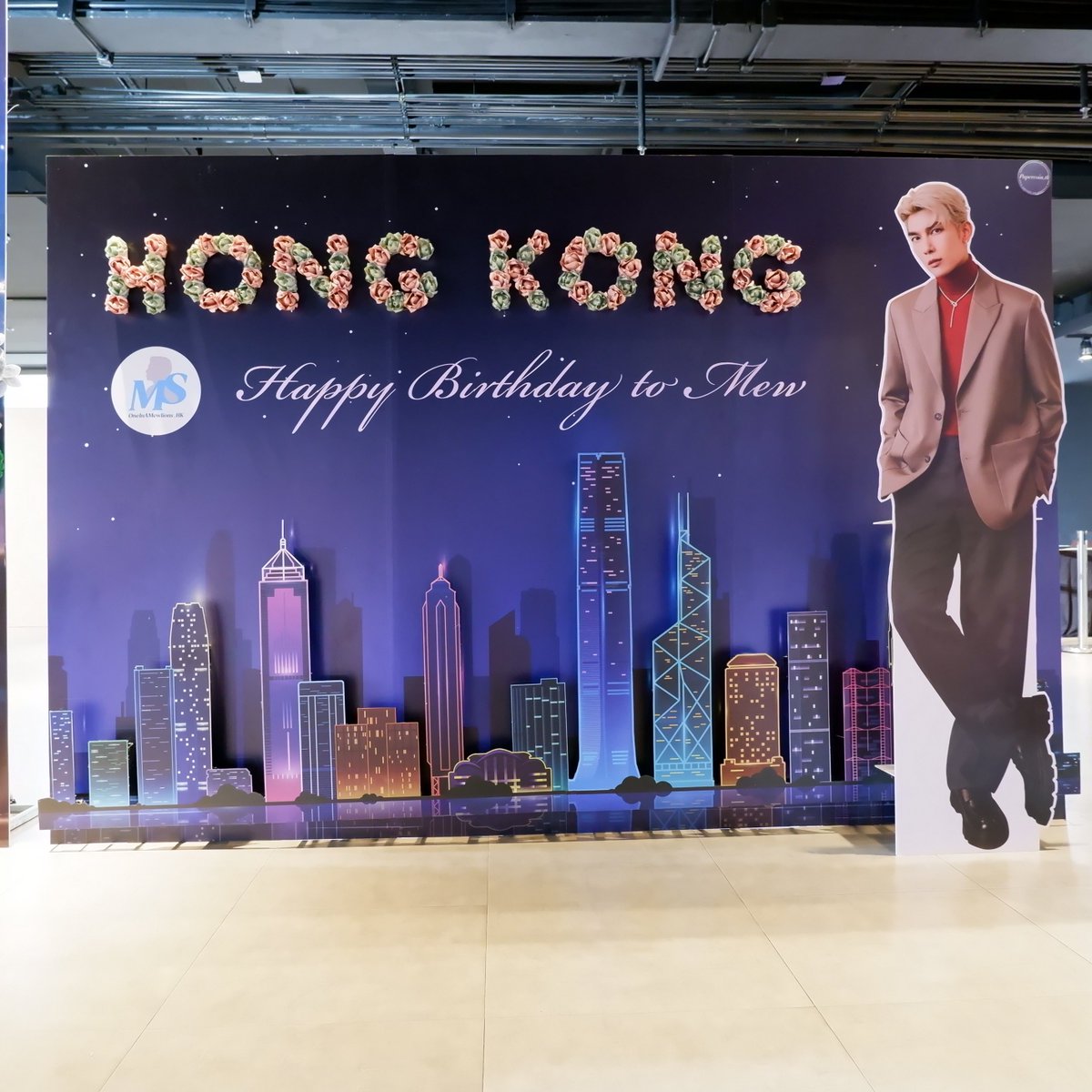 oneinamlhk's tweet image. 𝗠𝗲𝘄 𝗦𝘂𝗽𝗽𝗮𝘀𝗶𝘁 𝗕𝗶𝗿𝘁𝗵𝗱𝗮𝘆 𝟮𝟬𝟮𝟱
💰𝗠𝗼𝗻𝗲𝘆 𝗙𝗹𝗼𝘄𝗲𝗿 𝗕𝗮𝗰𝗸𝗗𝗿𝗼𝗽💐

🔥🔥Our Money Flower Backdrop already at the BDFM venue!! 😙😙 

Background is 3D famous Hong Kong Million dollars Night View 🌃 

Hope P’Mew know that Hong Kong Mewlions always be…