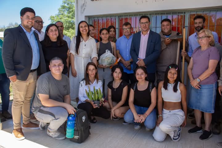 Entrega de elementos destinados a las unidades didácticas productivas

La donación consistió en elementos generales para el cuidado y mantenimiento de las huertas, los cuales serán entregados para uso y beneficio del módulo disciplinario de la carrera de Ing. Agronómica.