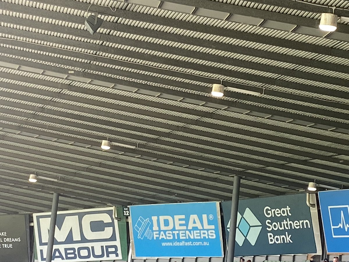 Power at a premium in Victoria.
1pm on a scorching hot Saturday.
Lights on in the Legends Stand at PP …
🤨🤨🙄🙄🤷‍♂️🤷‍♂️
#AFLBluesSaints