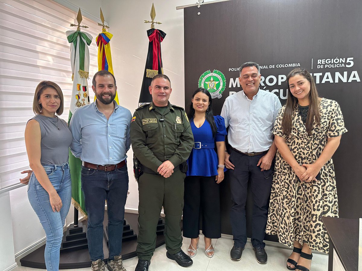 FranciscoUnda's tweet photo. Desde la @NdSantanderAndi y una delegación del @ComiteNorte expresamos nuestro respaldo y acompañamiento a la @PoliciaCucuta a través del General William Quintero. 

Reafirmamos la importancia de usar todas las capacidades institucionales para recuperar el territorio, garantizar la seguridad y proteger la vida de todos los ciudadanoa

Este es un momento para la unidad, la confianza y el trabajo conjunto. La determinación de nuestra gente es más fuerte que cualquier amenaza.