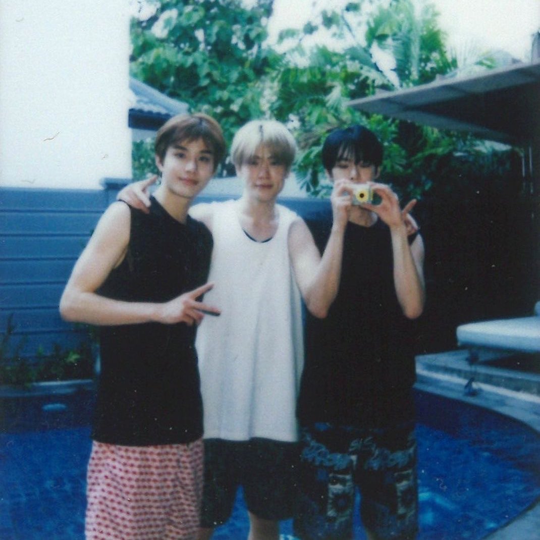 #dojaejung mini au! 🔞

Doyoung, Jungwoo y Jaehyun deciden escaparse un fin de semana para relajarse, pero no sabían que esos dos días cambiarían sus vidas por completo.