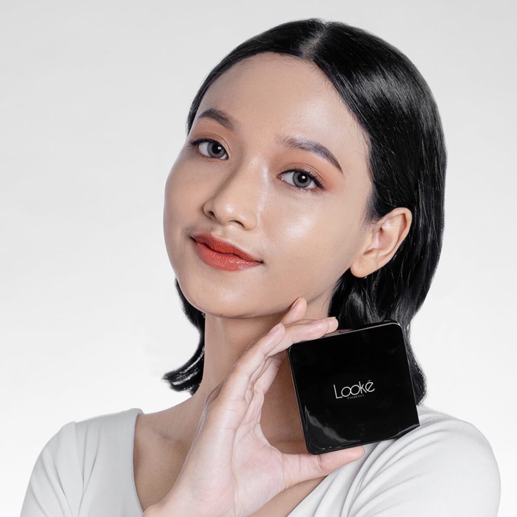 lookecosmetics's tweet photo. Hyaluronic Acid &amp; Green Tea Extract dalam satu cushion? Goddess, this is hydration meets protection! 💖
✨ Lembap? ✅
✨ Antioksidan? ✅
✨ Flawless seharian? ✅

Cushion ini tuh bukan sekadar makeup, tapi juga skincare with coverage! 🤩 https://t.co/UQRBmtF0l6