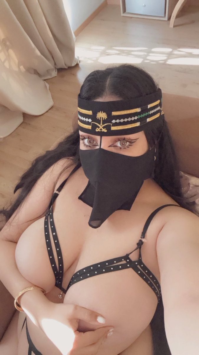 لبس امي تحت العبايه يوم التاسيس🤭

#معصيتي_رحتييً 

 #ديوت_بدوي