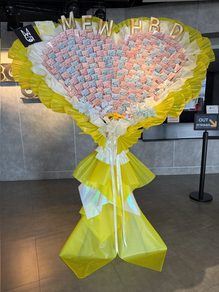 dollyhong163589's tweet image. 缪缪生日快乐🎂❤️☀️
钉子户湾仔姐妹们希望你每一天都充满欢笑和惊喜，每一步都走向幸福和成功，祝你岁岁安康，事事如意！
我们爱你❤️🤍

MEW BIRTHDAY2025
#Mewtropolis2025
@MSuppasit 
#MewSuppasit  
#มิวศุภศิษฏ์ ︎︎︎︎