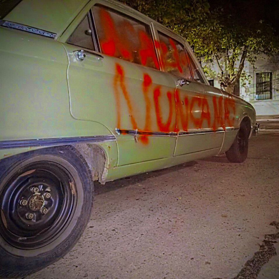 TugoNews's tweet photo. Se acuerdan de los boluditos libertarios que iban a tapar las pintadas y se hacían los vivos en un Falcon verde? LOS VECINOS LES PINTARON EL FALCON JAJAJAJAJJA https://t.co/m2Oe7uX0du