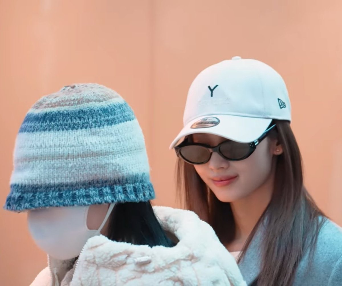mwinawi's tweet photo. Clingy baby! Are you looking for warmth from me, unnie? 😙❤️ https://t.co/SCJCD9ZSWb