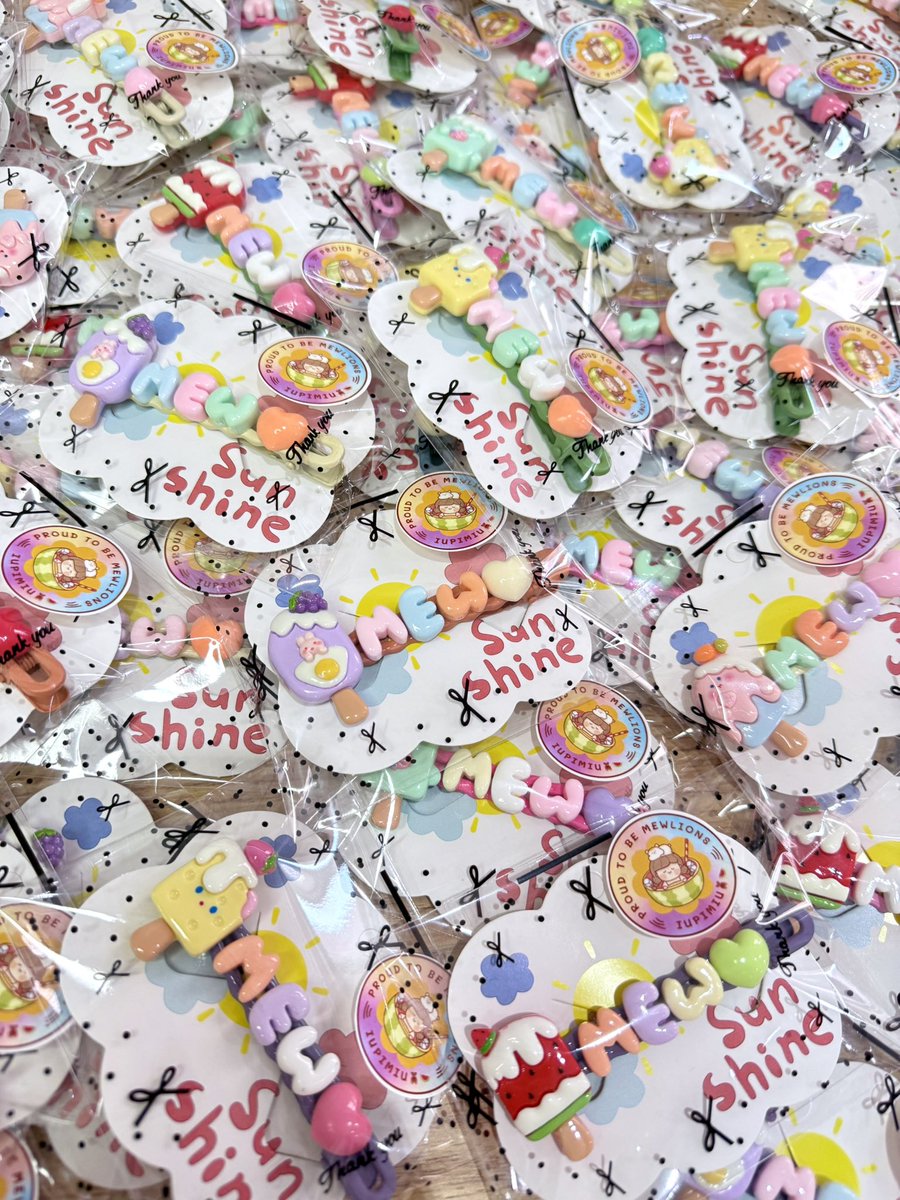 iupimiu's tweet image. If you see a girl wearing a crown and carrying a black Sunny Side Up tote bag, just say hi and accept this cute gift from me. See you later #Mewlions 🥰🤗

MEW BIRTHDAY2025

#Mewtropolis2025
@MSuppasit 
#MewSuppasit  
#มิวศุภศิษฏ์ ︎︎︎︎