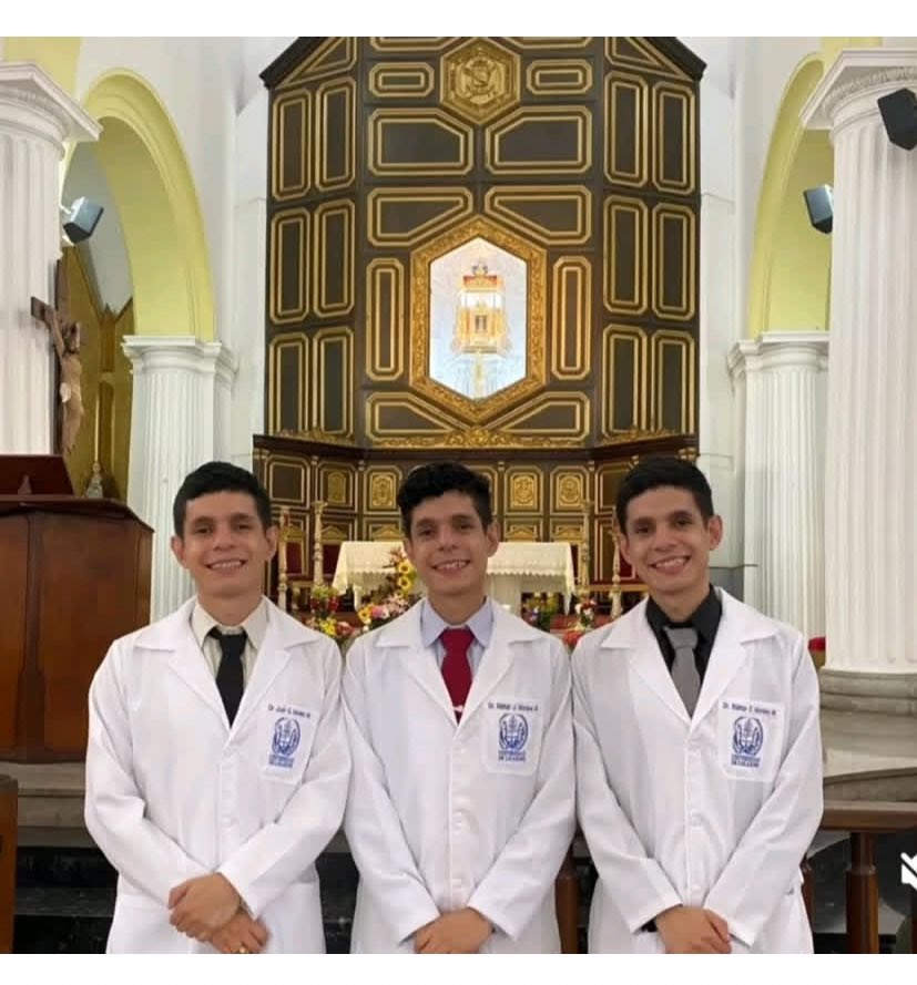 GochaSuper's tweet photo. Estos trillizos se graduaron de médicos en la Universidad de Los Andes. Los 3 con honores.

Bravo! 👏🏻 

#ULA #Mérida https://t.co/v4fIteZUTO